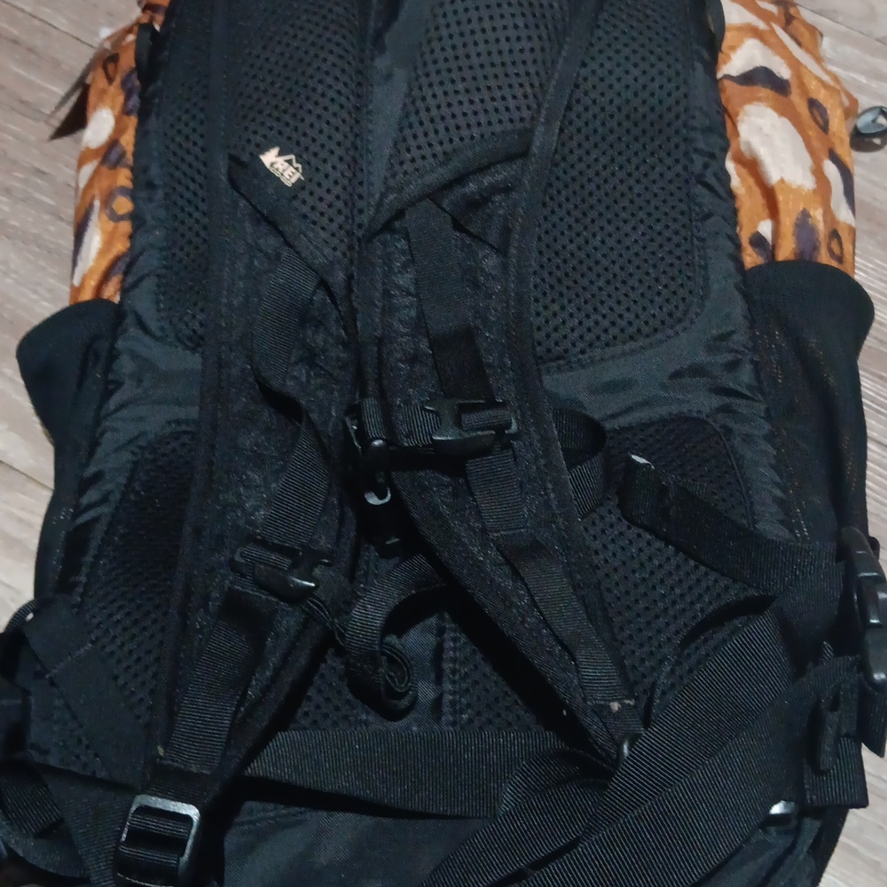 REI Co Op Flash 22 Backpack Orange RARE Forest Trails Floral Lightweight Daypack - Picture 5 of 6